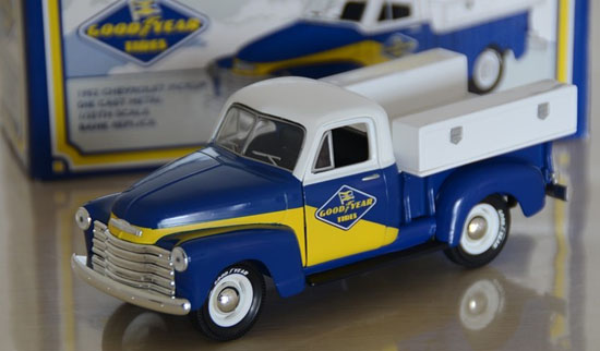 Blue-White 1:24 Scale 1952 Chevrolet 3100 Pickup Model